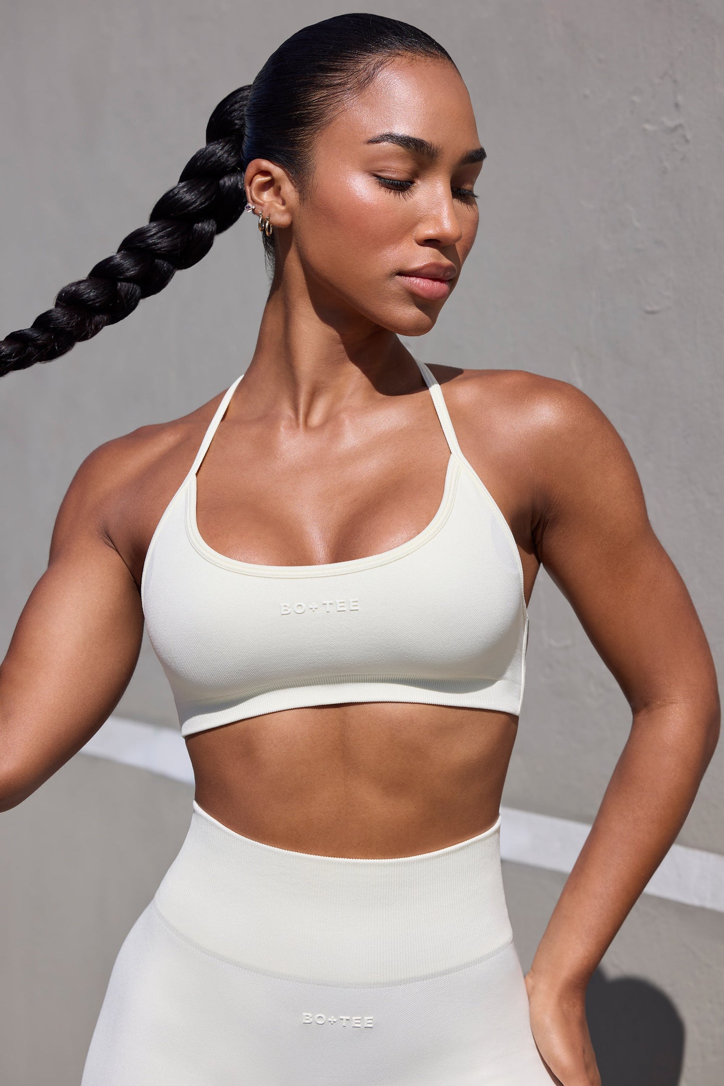 Movement - Super Sculpt Seamless Open Back Sports Bra in Eggshell
