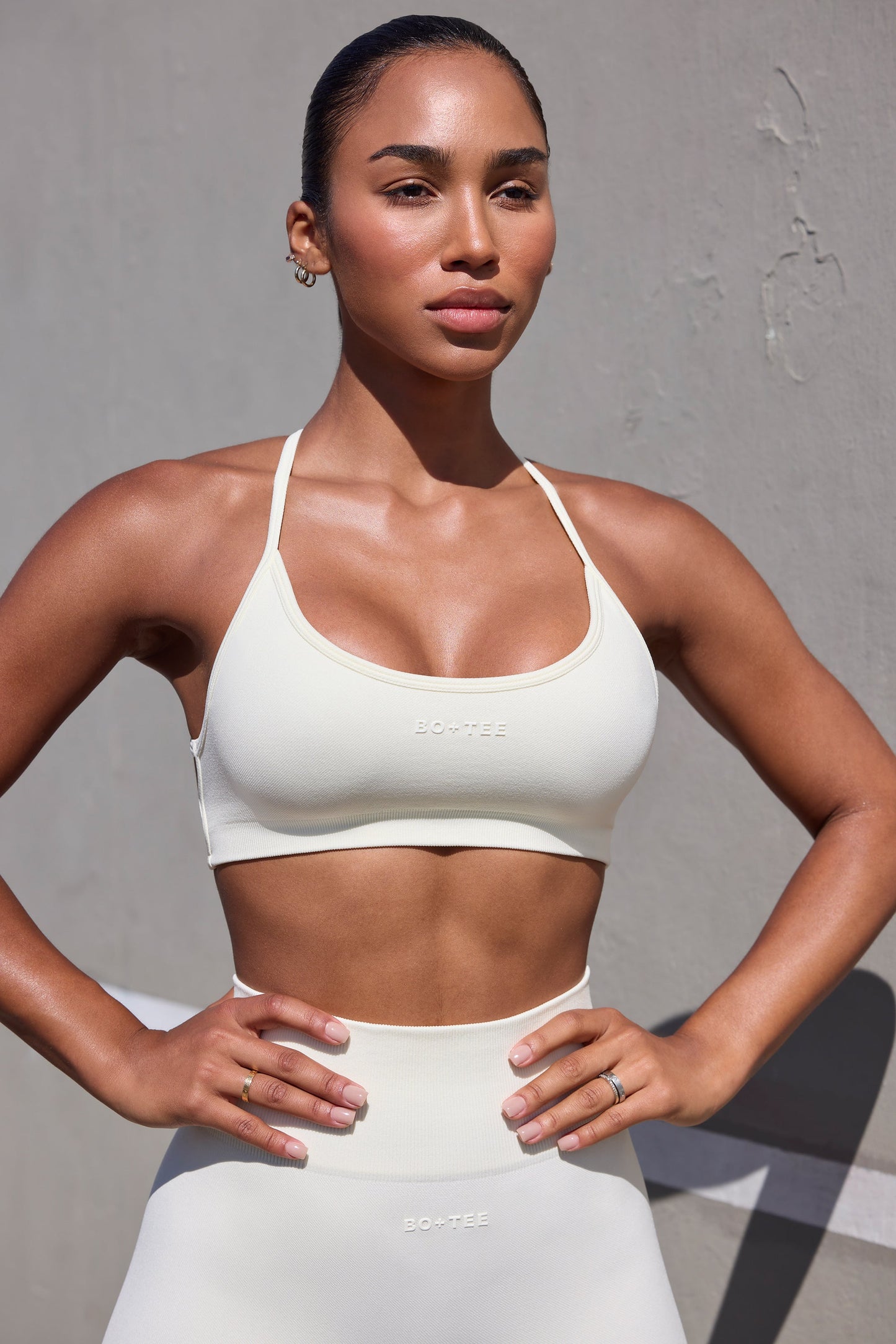 Movement - Super Sculpt Seamless Open Back Sports Bra in Eggshell